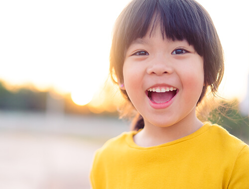 お子さまの不正咬合や不正歯列は、歯並びの乱れとともに、顎や骨格などの成長にも悪い影響を与え、噛み合わせや顎関節などに影響を与えてしまいます